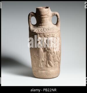 Anfore di terracotta (caraffa). Cultura: Romano. Dimensioni: H. 10 3/8 in. (26,4 cm). Data: 2a-3a secolo D.C.. Questa nave è stata fatta a Cnido, il commercio e la fabbricazione di porto di Caria (Turchia sudoccidentale), famoso per la sua statua di Afrodite dalla scultore greco Prassitele. La decorazione in rilievo mostra il dio Dioniso su un lato e la coppa con una ninfa di ballo sull'altro. Simili scene può anche essere trovato sulla molto grander esempi di arte romana, come i mosaici e marmo sarcofagi. Museo: Metropolitan Museum of Art di New York, Stati Uniti d'America. Foto Stock