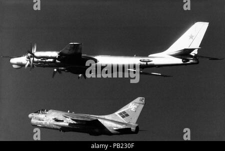 A-7E VA-146 Tu95D 1984. Aria-aria - Vista laterale sinistra dell'Unione Sovietica TU-95 Bear-D di aeromobili con un A-7E Corsair II aeromobili dall'attacco squadron (VA-147) di seguito. (SUBSTANDARD) Foto Stock