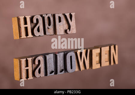 Happy halloween scritte su uno sfondo marrone Foto Stock