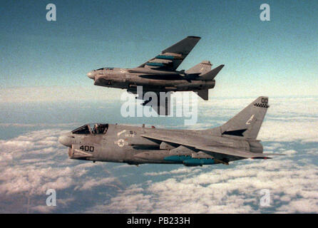 A-7Es VA-72 in volo durante la pratica di destinazione 1990. Foto Stock