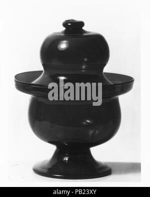 Sugar Bowl. Cultura: American. Dimensioni: H. 6 1/2 in. (16,5 cm); Diam. 5 a. (12,7 cm). Data: 1820-45. Museo: Metropolitan Museum of Art di New York, Stati Uniti d'America. Foto Stock