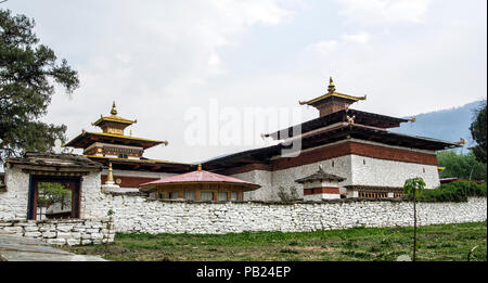 Paro, Bhutan - 11 Aprile 2016: Kyichu Lhakhang è il monastero più antico tempio di Paro. Il tempio è credenza popolare che sia stato costruito nel 659 da K Foto Stock