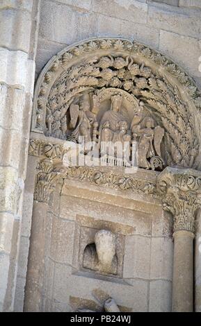 Laterali DETALLE DE LA PUERTA DEL OBISPO DE LA CATEDRAL DE ZAMORA - TIMPANO DE LA HORNACINA - SIGLO XII. Posizione: Catedral, Zamora, Spagna. Foto Stock