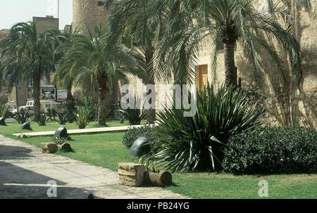 Esterno VISTA DE LOS MUROS Y TORREONES-TAMBIEN CONOCIDO COMO EL ALCAZAR DE LA SEÑORIA. Posizione: CASTILLO PALACIO DE ALTAMIRA, ALICANTE, Spagna. Foto Stock