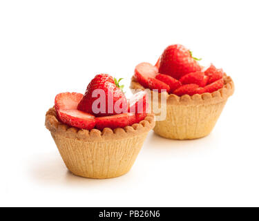 Crema di uovo crostate con fragole fresche isolato su bianco Foto Stock