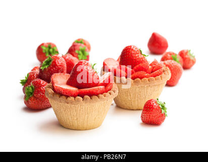 Crema di uovo crostate con fragole fresche isolato su bianco Foto Stock