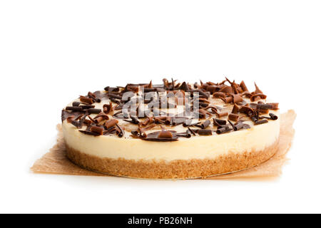 Cheesecake al caramello con scaglie di cioccolato isolato su bianco Foto Stock