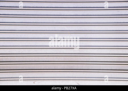 Luce di colore viola porta ad otturatore sullo sfondo Foto Stock