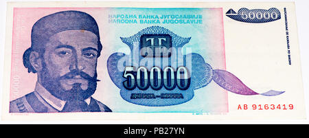 VELIKIE Luki, Russia - 30 luglio 2015: 50000 dinari jugoslavi bank nota. Foto Stock