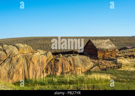 Il vecchio fienile in legno, strada, Parlin Colorado Foto Stock