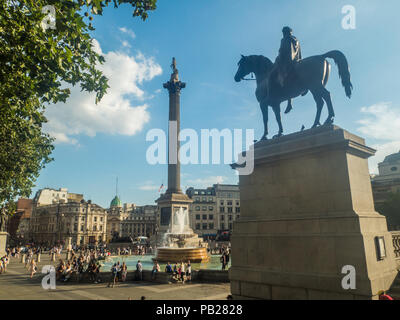 Trafalgar Square a Westminster, compresi Nelson la colonna e la statua equestre in bronzo di Giorgio IV, Londra, Inghilterra Foto Stock