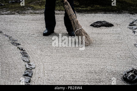 Concepito come opere d'arte, i giardini giapponesi sono meticolosamente curati. La natura è venerato ma altamente manipolata. Foto Stock