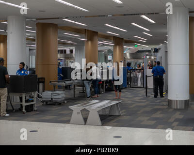 I viaggiatori di attendere in linea in corrispondenza di un terminale di TSA checkpoint di sicurezza all'Aeroporto Internazionale di San Francisco Foto Stock