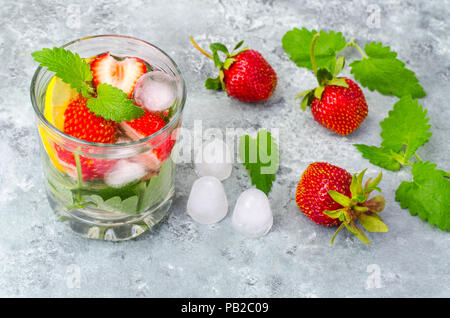 Il freddo bevanda estiva con fragole e limone e menta Foto Stock