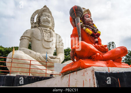 Il dio Hindu Hanuman idolo, gigantesca statua del signore indiano Hanuman. Indian Dio Hanuman enorme statua sullo sfondo Foto Stock