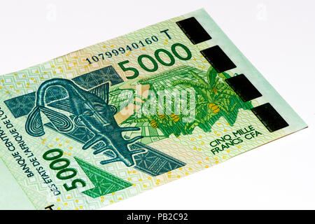 5000 Franco CFA bank nota. Franco CFA è utilizzato in 14 paesi africani. Foto Stock