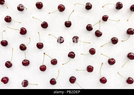 Modello di ciliegia come cibo lo sfondo su un colore grigio chiaro modellato sullo sfondo DIY. Foto Stock