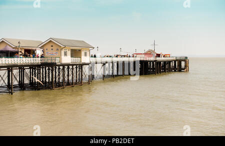 Penarth, Regno Unito - 20 Luglio 2018: troupe le riprese di un film su Penarth Pier in estate 2018. Foto Stock