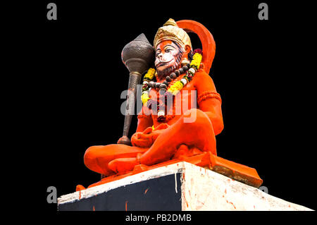 Il dio Hindu Hanuman idolo, gigantesca statua del signore indiano Hanuman. Indian Dio Hanuman enorme statua sullo sfondo Foto Stock