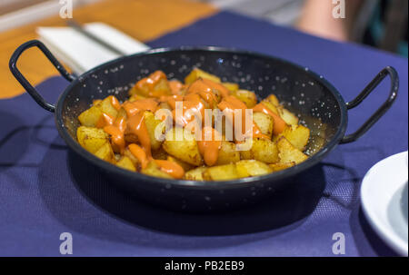 Patatas bianche (spagnolo patate fritte) con il piccante di colore arancione Salsa Brava (salsa brava) o alioli (aioli). Patatas bianche è un classico e molto po Foto Stock