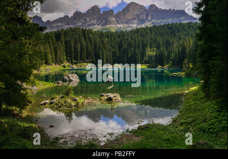 Lago di Carezza o Lago di Carezza Lago di Carezza nelle Dolomiti Alpi. Alto Adige. Italia Foto Stock