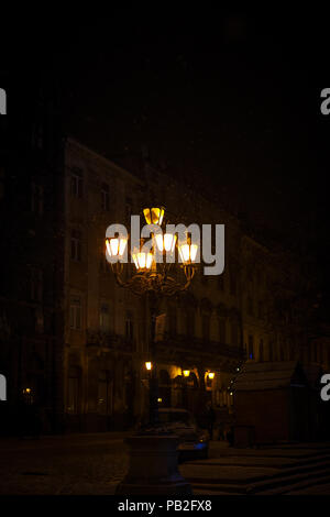 Bella notte invernale Lions e le luci della notte. Lviv. Foto Stock