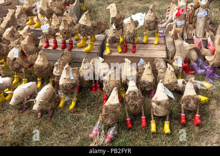 Giardino agriturismo in legno Ornamenti animale di indossare gli stivali da pioggia su un cavalletto a Nantwich mostrano Cheshire England Regno Unito Regno Unito Foto Stock