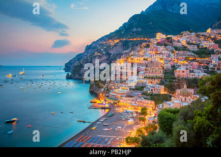 Positano. Immagine aerea della famosa città di Positano si trova sulla Costiera Amalfitana, Italia durante il tramonto. Foto Stock