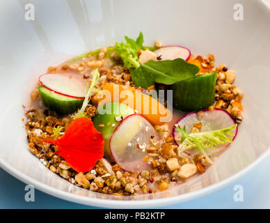 Cena Dish all'Hotel Lenkerhof. Granola, avocado, nettarina Foto Stock