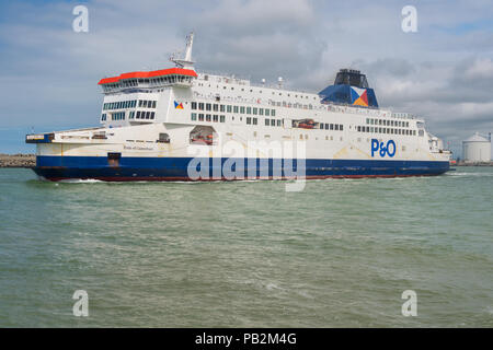 Calais, Francia - 19 Giugno 2018: Cross Channel lasciando in traghetto dal porto di Calais. Foto Stock