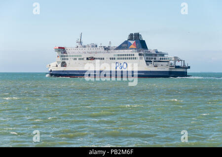 Calais, Francia - 19 Giugno 2018: P&O canale trasversale traghetto sul suo modo di Dover, Regno Unito. Foto Stock