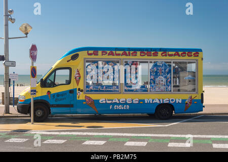 Calais, Francia - 19 Giugno 2018: Gelato carrello lungo la seaway in estate. Foto Stock