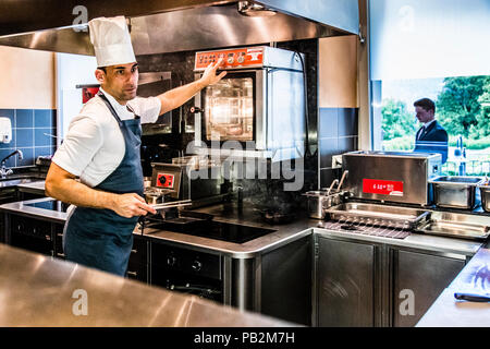 Kitchenchef Laszlo Papdi Hotel Lenkerhof, Lenk, Svizzera Foto Stock