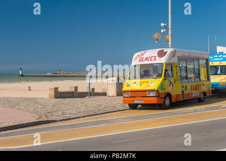 Calais, Francia - 19 Giugno 2018: Gelato carrello lungo la seaway in estate. Foto Stock