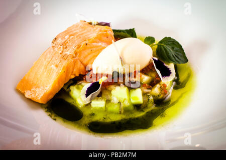 Piatto di Laszlo Papdi dell'Hotel Lenkerhof, Lenk, Svizzera. Trota di salmone di Zweisammen con gelato al mascarpone, uova di trota di mare, ragù di cetriolo, brodo di cetriolo, olio di lime d'oliva Foto Stock