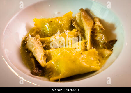 Piatto di Laszlo Papdi dell'Hotel Lenkerhof, Lenk, Svizzera. Agnolotti con parmigiano e funghi selvatici Foto Stock