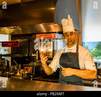 Kitchenchef Laszlo Papdi dell'Hotel Lenkerhof, Lenk, Svizzera. Le storie dietro ogni piatto sgorgano da Laszlo Papdi e non si nota nemmeno che lo sta evocando sul piatto Foto Stock