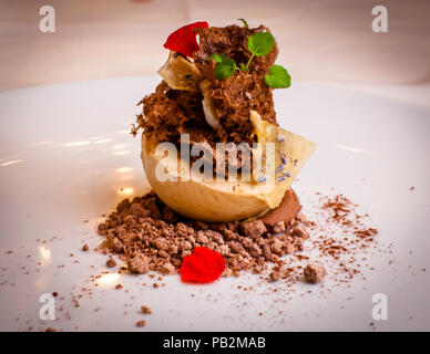 Piatto di Laszlo Papdi dell'Hotel Lenkerhof, Lenk, Svizzera. Tartufo di Pizzo con Amalfi Zitronengel e Lavanda Foto Stock