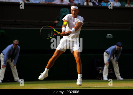 Londra, Inghilterra - Luglio 9, 2018. Wimbledon Tennis: Spagna di Rafael Nadal in azione durante il suo quarto round match contro Jiri Vesely della Repubblica ceca. Foto Stock