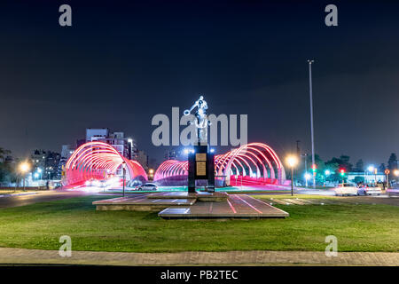 Puente del Bicentenario Bicentenario (ponte) e il Brigadiere Generale Juan Bautista Bustos Statua di Notte - Cordoba, Argentina Foto Stock