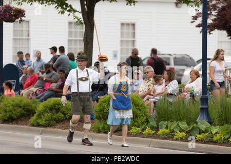 Frankenmuth, Michigan, Stati Uniti d'America - 10 giugno 2018 l uomo e la donna che indossa il tedesco tradizionale di vendita di abbigliamento pretzel presso il Festival bavarese Parade. Foto Stock
