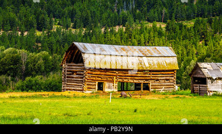 Il vecchio fienile costruire da log in un campo di agricoltori lungo la strada Coldwater tra speranza e Merriit nella splendida British Columbia, Canada Foto Stock