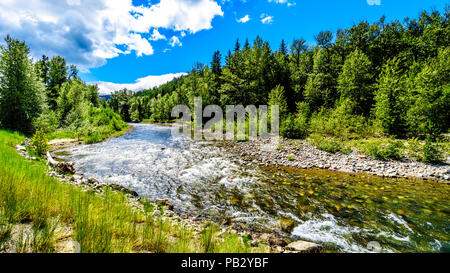 Veloce che scorre acqua del fiume Coldwater all'incrocio tra la strada Coldwater e Autostrada Coquihalla nella splendida British Columbia, Canada Foto Stock