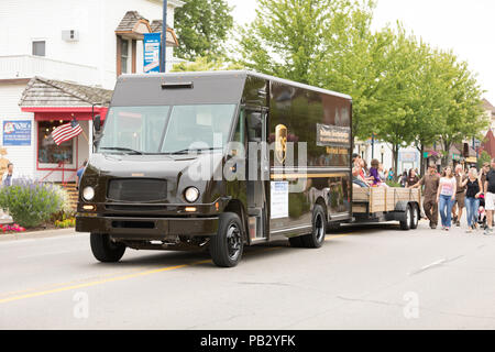 Frankenmuth, Michigan, Stati Uniti d'America - 10 giugno 2018 camion UPS andando giù per la strada presso il Festival bavarese Parade. Foto Stock