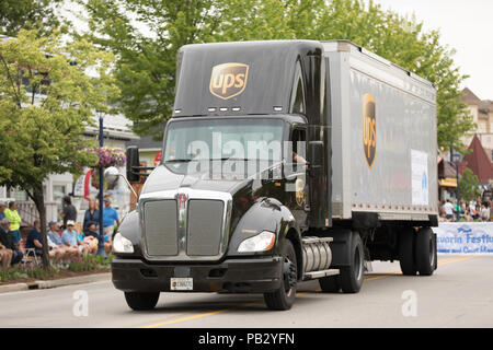 Frankenmuth, Michigan, Stati Uniti d'America - 10 giugno 2018 camion UPS andando giù per la strada presso il Festival bavarese Parade. Foto Stock