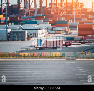 Su strada e il trasporto su un autocarro contenitore Foto Stock