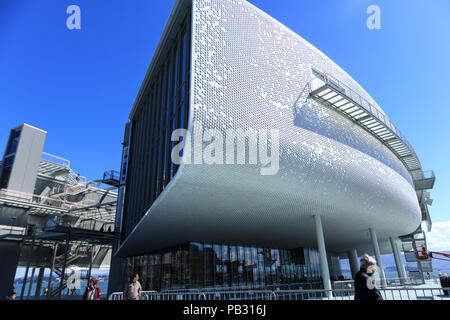 Vista astratta del Centro Botín, un centro culturale progettato dal Premio Pritzker-vincitore architetto Renzo Piano che si affaccia sulla baia di Santander Spagna Foto Stock