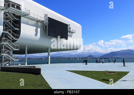 Vista astratta del Centro Botín, un centro culturale progettato dal Premio Pritzker-vincitore architetto Renzo Piano che si affaccia sulla baia di Santander Spagna Foto Stock