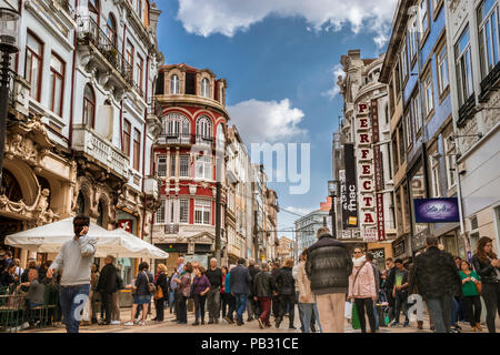 Vista lungo la 1.5km Rua Santa Catarina con persone in attesa in linea queueing per inserire il Majestic cafe e segni della retail atores in vista in pianta. Foto Stock