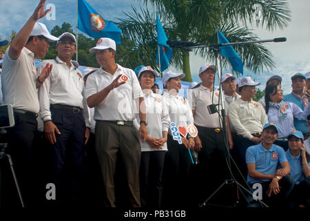 Hun Manet, il Primo Ministro Hun Sen è figlio più anziano (terza da sinistra), assiste un cambogiano Peoples Party campaign rally in Kampong Chan, Cambogia. Foto Stock